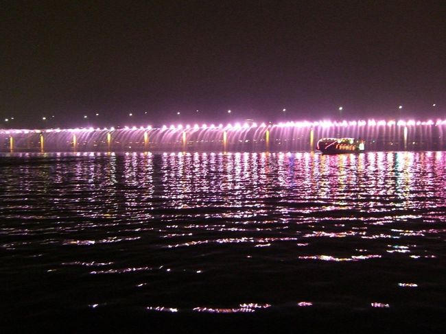 レインボー噴水ショー<br />