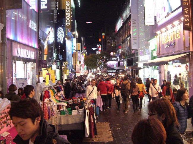 明洞の街並み。土曜日の夜ということもあり賑やか（＾◇＾）