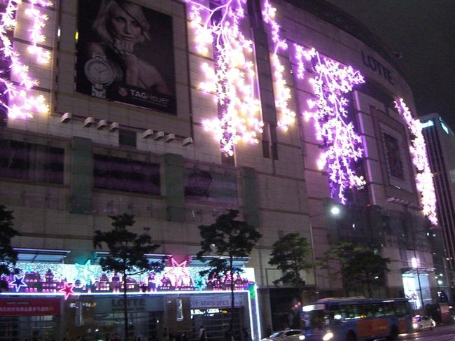ロッテ百貨店も電飾ピカピカでした。もちろん新世界百貨店も電飾はじめてました！<br /><br />いつも思うんですが、韓国の電飾は本当に綺麗ですよね？<br />節電なんてお構いなしって感じ。