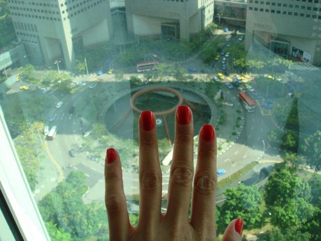 今回はコンラッド泊<br /><br />チェックインの際にプラスいくらかでクラブフロアに変更できるけど、と<br />勧められるままにアップグレードプランに変更。<br /><br />ネイルサロンから帰ってきて<br />お部屋からファウンテン・オブ・ウェルスを掴んでみようっと。<br />う・・赤すぎて気持ち悪い。。