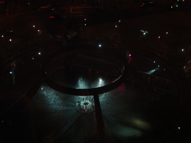 夜のファウンテン・オブ・ウェルス<br /><br />グループでぐるぐる噴水の周りを回る人たちが・・