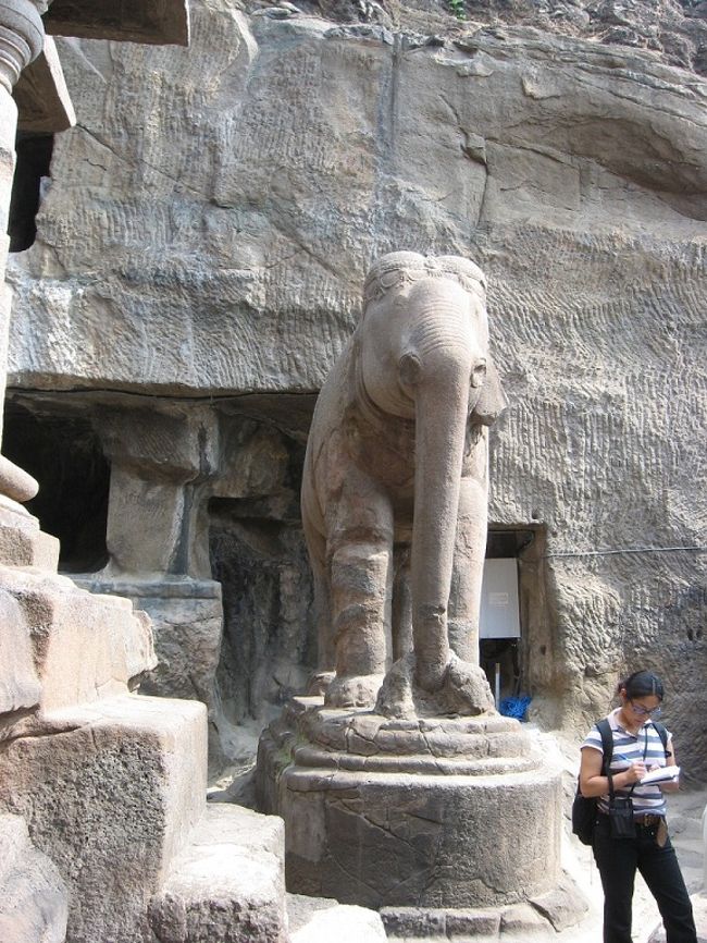 インド　ジャイナ教　石像彫刻　聖地 Mt.Abu ラーナクプル写真集1998英語 ジャイナ教石窟群の彫刻[01881421392]の写真・イラスト素材