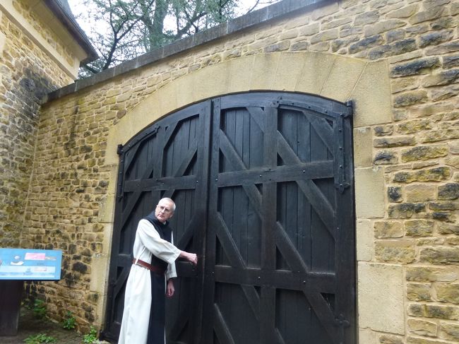 見学のための扉の鍵を開けてくれます。