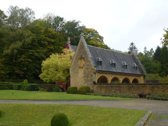 歴史は古く１１世紀から始まります。<br />マチルド伯爵夫人により<br />建設の基礎資金が提供され1124年に完成しました。<br /><br />その後<br />火災により焼失、再建におおよそ100年架かる<br />1793年、フランス革命の際にフランス軍によって焼き討ちされ破壊<br />1926年、再建が開始<br />1948年、新修道院が完成しました。<br /><br /><br />