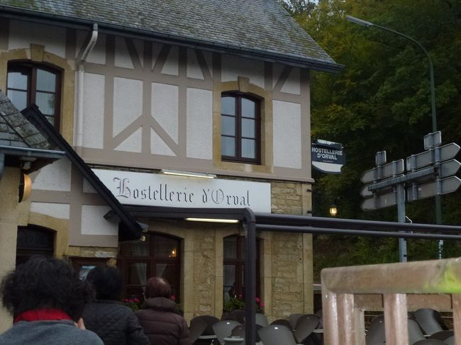 昼食はここで。