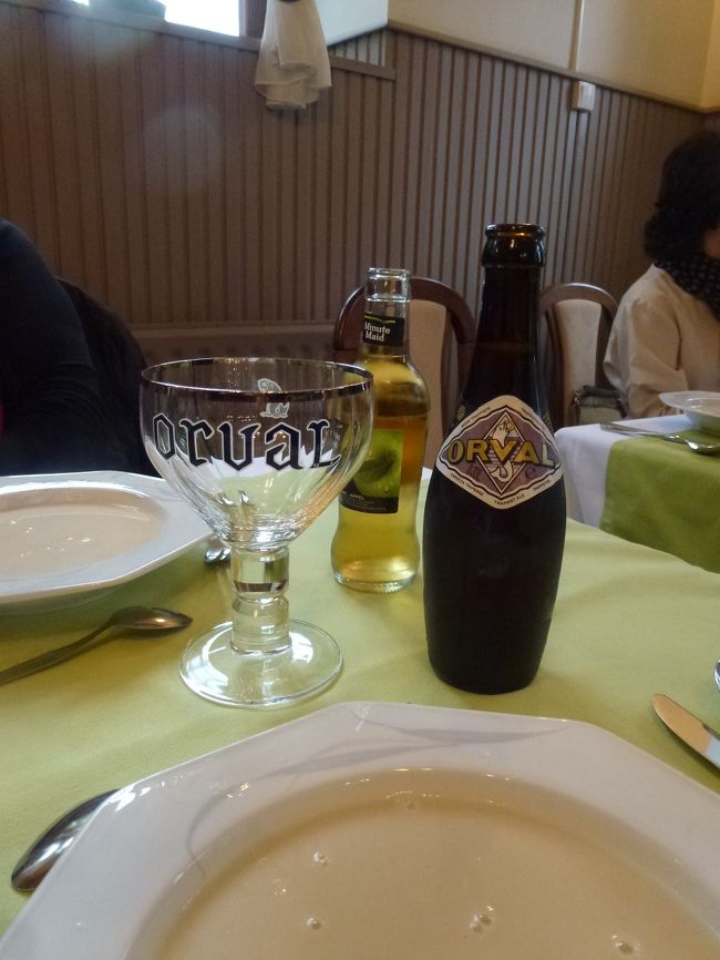 早速　オルヴァルビールを<br />指輪をくわえる鱒の意匠のグラスでいただきました。