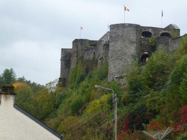 ブイヨン城です。<br />ヨーロッパで戦争が頻発していた中世、防衛のための城として建てられました。<br />ベルギーで最も古い城と言われ、1096年第一次十字軍を指揮したゴッドフロワ・ド・ブイヨン伯の居城。<br />