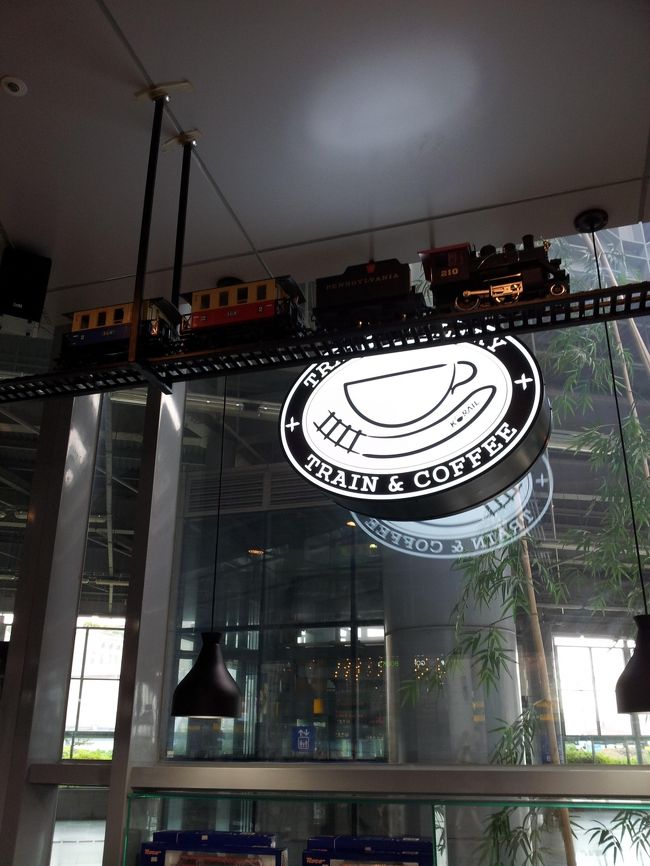気になっていたCafe Del Tren でコーヒーを飲みながら、時刻表を検討。<br /><br />Cafe Del Tren<br />http://cafedeltren.co.kr/xe/<br />http://www.pusannavi.com/food/3459/