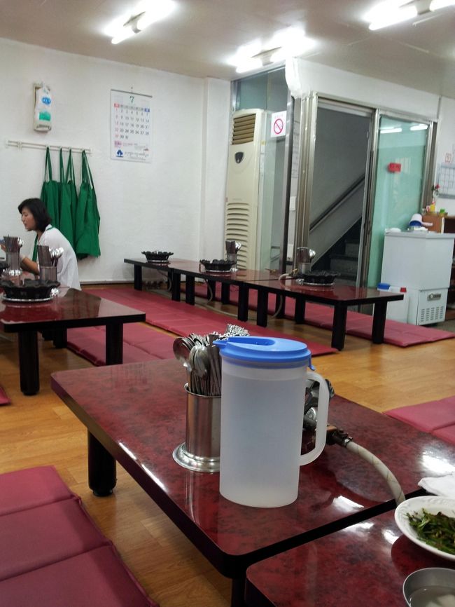 店内。入店時は人もまばらでしたが、１２時近くになると満席に。