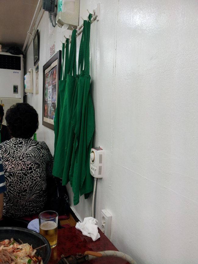 飛び跳ね対策のエプロン。