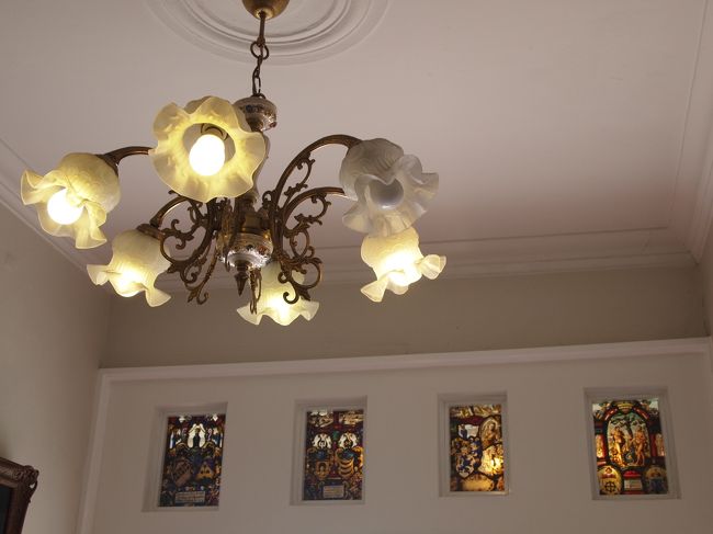 気付かないところにあるステンドグラスがいいです。