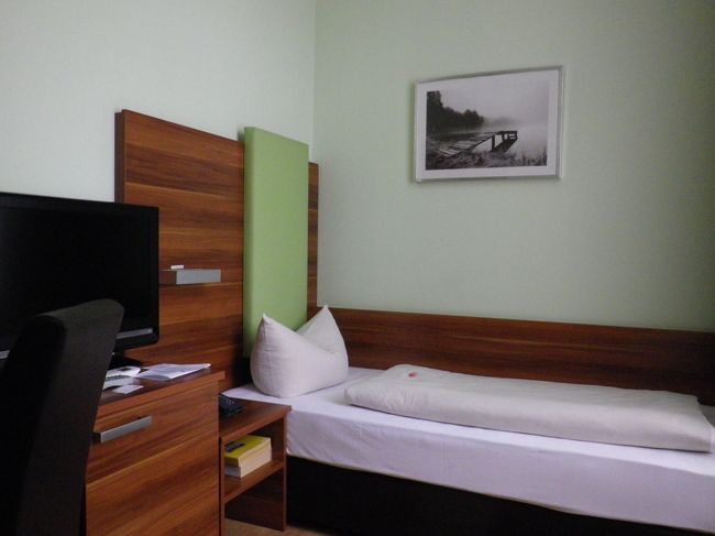 飛行機乗ってミュンヘンついた。ベルリンは天気よかったのにこっちは寒い雨。ちょっと眠いから今日の夜に備えて昼寝した。雨だと出歩く気力へるなあ。