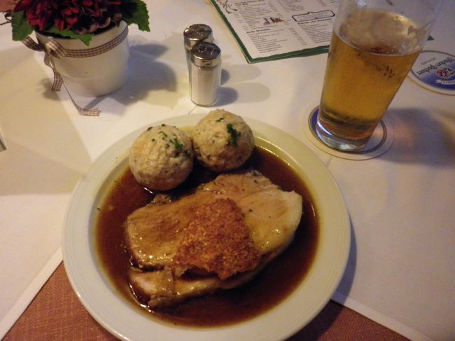 お昼食べてなくてお腹減ったから、市庁舎となりのビアホールにはいる。ランチ時間とかなくいつでもご飯でてくるっぽくって助かる！<br /><br />夜に備えてビールやめようと思ってたのに、結局飲んじゃった。誘惑に勝てるわけないよね。ミュンヘンはビール天国だもん。