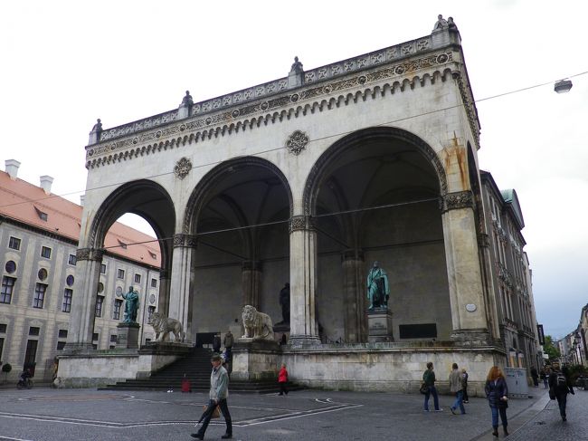 もうちょっとふらふらあるいてみる。買い物できそうな店もついでにチェック。ZARAとかもちょいと観察。ユーロ安ありがたいー。<br /><br />オペラ座の向かいにあるUMANIというシャツ屋さんが異常に気になる。明日買い物こよう。