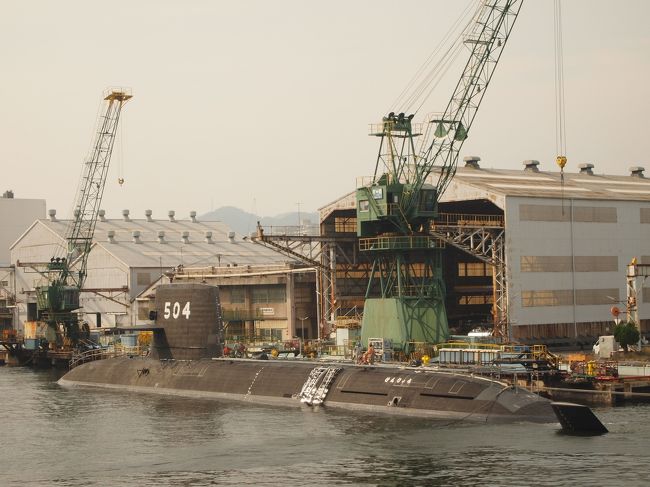 遊覧船から、停泊中の潜水艦が見えました。<br />撮ってもいいのかな？