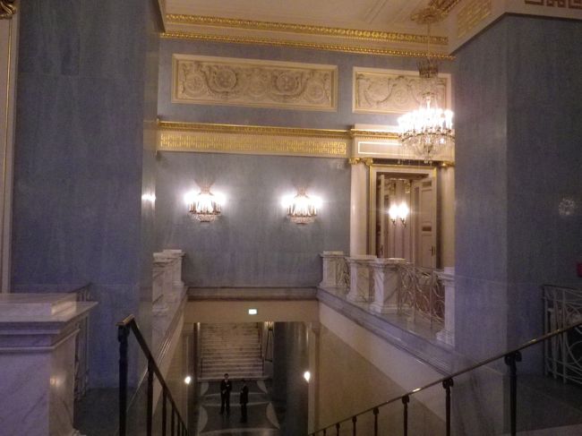 さっきの建物にもどってきた。またオペラみるの。