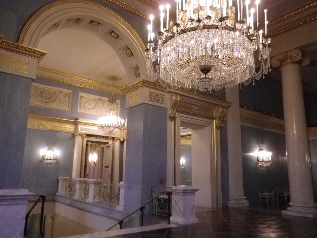 ミュンヘンのオペラハウスは豪華なのねー。すごいシャンデリア。一生懸命写真とっちゃう。