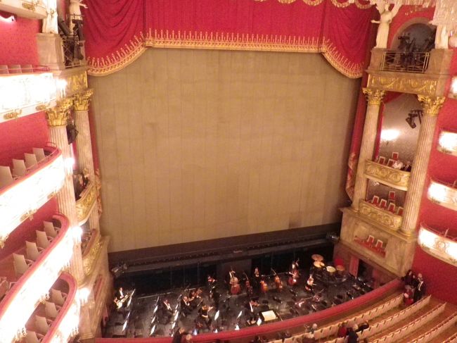 私はすごい上のほう。安いんだもん。10数ユーロの席。