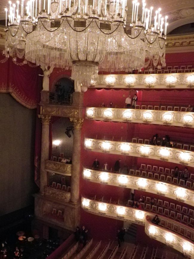 どういう席なのかわからずネットで買っていった。番号みて、あら思ったよりもいい席。と座ってたら、別のひとがここ私の席よ。ときた。あれ？？