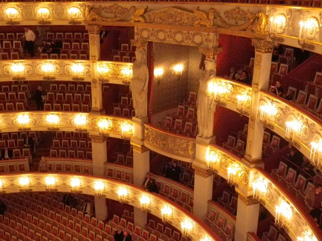ミッテロオジェ。どこのオペラ座でも特別感あふれるつくり。