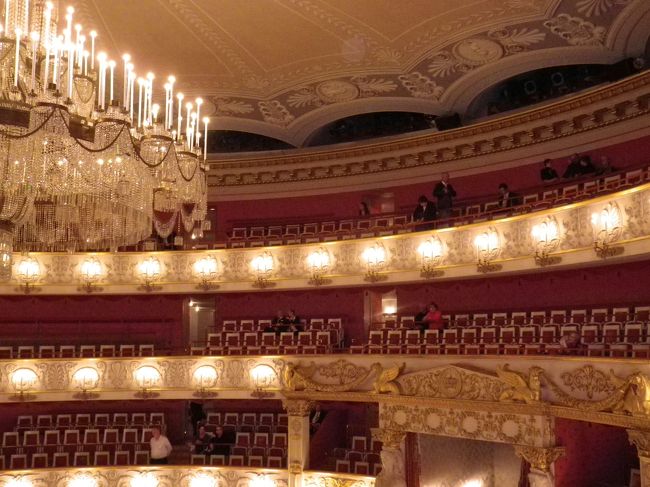 係の人がきて、私のチケット見てなんか言ってる。ドイツ語だからわからないんだけど、あなたここ。と即座に後ろ側の立ち見スペースに連れてかれた。確かに安いもんなあ。<br /><br />ミュンヘンは立ち見でも指定席でびっくり。おまけに立ち見含めてほぼ満席っぽい。オペラ人気なんだ。