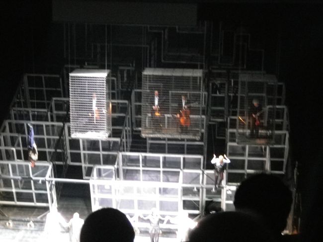 立ち見でがんばってみた。<br /><br /><br />ベートーベン フィデリオ。舞台セットおもしろかった。四重奏がオリに入って上から降りてくるんだもん。へーー。高所恐怖だったら大変かも。ダンサーも宙ぶらりんにされてた。<br /><br />もちろんオペラもよかった！！ただ、もうちょっとレオノーレ迫力あってもよいかな。