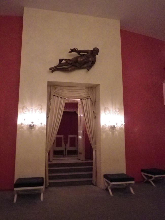 たぶんいちばんいい席への入口。待遇ちがうね。