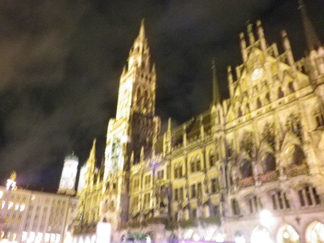 持ってるカメラで夜景モードでとったら、なんかおどろしくてちょっとおもしろい。