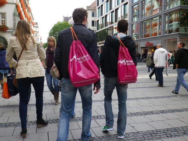 トラムでカールスプラッツもどる。ピナコテークたちに行くには地下鉄よりトラムのほうが便利かも。<br /><br />なんだかミュンヘンマラソンというのがあるっぽい。袋もってるひといっぱいいた。