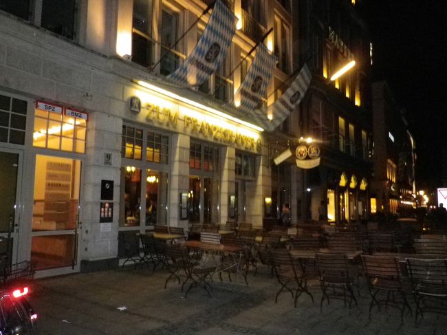 土曜日の今日に買い物がんばりまくって、夕ご飯の時間。<br /><br />昼間のカウフィンガー通りすごい混んでた。<br />