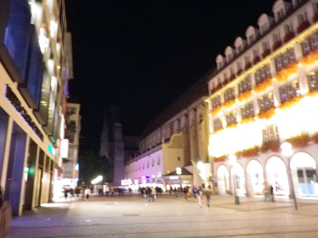 おなかいっぱい。ふう満足。<br /><br />腹ごなしかねてカウフィンガー通り歩いて帰る。