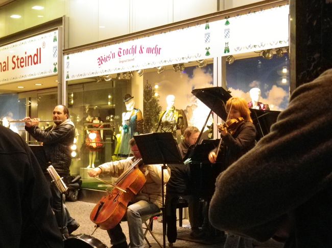 ストリートにピアノがあるの？？？。どこからもってきたの？？？<br /><br />でもこの方たちすごいうまかった。すごいなあ。