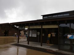 午前中は、知床五湖自然観察ツアーに参加。
朝８時頃、宿に迎えの車。
他の参加者を迎えに宿を巡回し、知床五湖フィールドハウスへ。
ここでヒグマに関するレクチャー（ビデオと最近の目撃情報）を受ける。