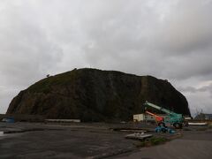 ゴジラ岩の更に海側にあるのがオロンコ岩。