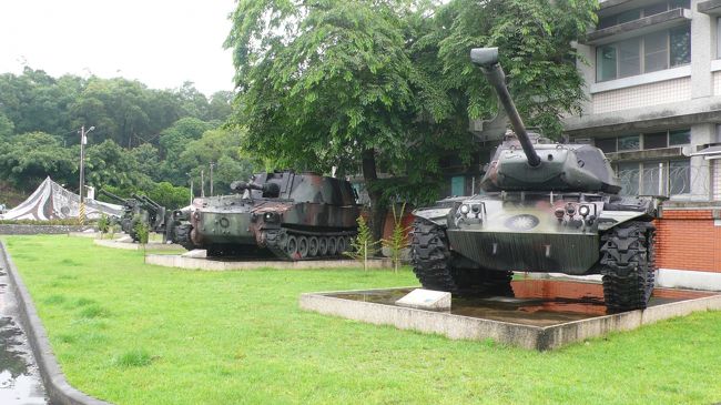 戦車や大砲を展示している場所に出ました。<br />「陸軍花東防衛指揮部」との表示が出ています。<br />衛兵に写真を撮っても良いのか確認すると、<br />建物は不可、戦車等は可能とのことでした。