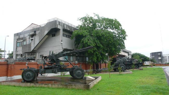 前の写真の反対側から撮りました。<br />後方の建物が「指揮部」です。<br />スローガン？は「忠誠精實」となっていました。