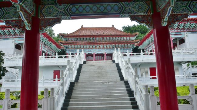 　通常、忠烈祠は戦争で亡くなった軍人、兵士、また著名政治家など、<br />国家に貢献した人々の霊を祀る廟です。<br />しかし花蓮の忠烈祠では鄭成功といった歴史上の人物を祀っていることが<br />大きな特徴です。<br />