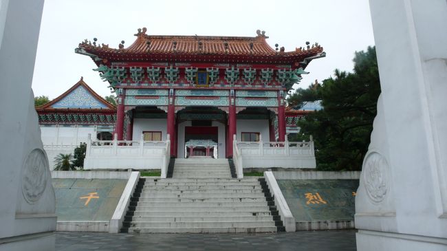 鄭成功は１６２４年、長崎の平戸で生まれました。父は明の将軍鄭芝竜、母は日本人の田川マツで、子供時代を長崎で過ごしました。後に明朝の軍人となり、当時勢力を伸ばしていた清朝に対して挙兵。１６６１年には台湾に渡り、南部を占拠していたオランダ人を駆逐。台湾を救った英雄として崇められるようになったのです。鄭成功の英雄譚は日本にも伝わり、近松門左衛門の筆によって「国姓爺合戦」が書かれ、歌舞伎や浄瑠璃の人気演目となりました。<br />　旅々台北．ｃｏｍ　から、<br /><br />詳細は下記を。<br />http://www.tabitabi-taipei.com/cix/4x0.php