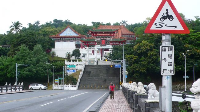 橋の上から眺めた忠烈祠。<br />場所は、林森路と新興路の交差点に位置しています。