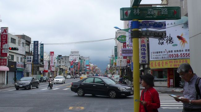 ブラブラ歩き中に写した写真。<br />林森路と中山路の交差点にて。<br />中山路方面を撮る。
