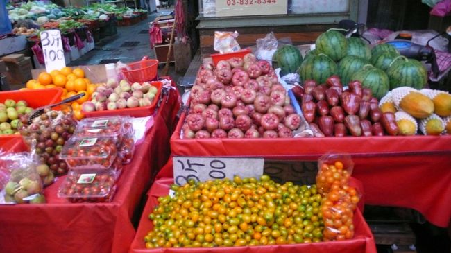 果物屋さんの店先に並べられていた商品。