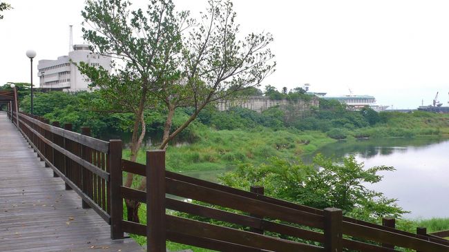 遊歩橋から微かに停泊中のレジェンド号が遠望できます。<br /><br />今日は出発時には小雨が降っていたので傘を持って出ましたが、<br />すぐに止み傘が邪魔になりましたが、歩くには良かった。