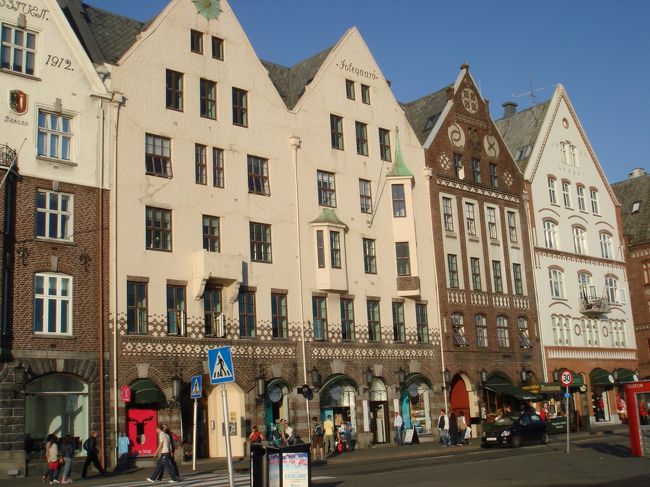 コペンハーゲン経由でベルゲンへ<br /><br />14〜15世紀に栄えたハンザ同盟の中心地だそう<br /><br />世界遺産にも登録されているブリッゲン地区<br /><br />レストランやお店がたくさん並んでる<br /><br />リーマンショック直前の訪問だったので<br />為替レートが悪く物価高な感じ<br /><br />スタンドのホットドッグ1つ1,500円・・た、高い。<br />レストランに行くよりは安いので<br />ランチはホットドッグに