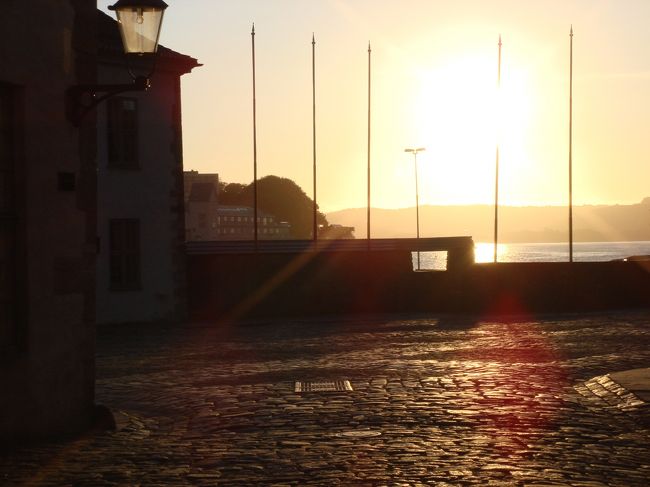 ケーブルカーでフロイエン山へ<br /><br />夕暮れ時<br /><br />地元の人達のイベントがあったようで<br />ドレスアップした人たちが沢山。<br />そこら中にシャンパンボトルが転がってた･･