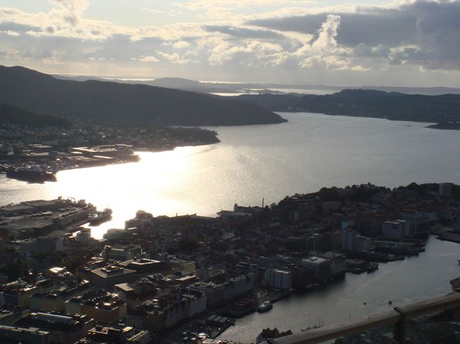 フロイエン山から見た街並み<br /><br />フィヨルドが見える