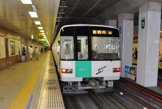 ①2012.07.14<br /><br />　ＡＮＡ便にて午後「恋の街札幌」に到着です<br /><br />　空港～電車で札幌駅へ～地下鉄ですすきのに<br /><br />　向かいます。北海道の地下鉄はタイヤでした。