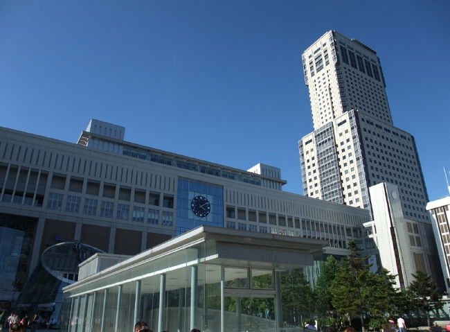 ①札幌駅<br /><br />　普段の行いが良いのかな？晴天です！