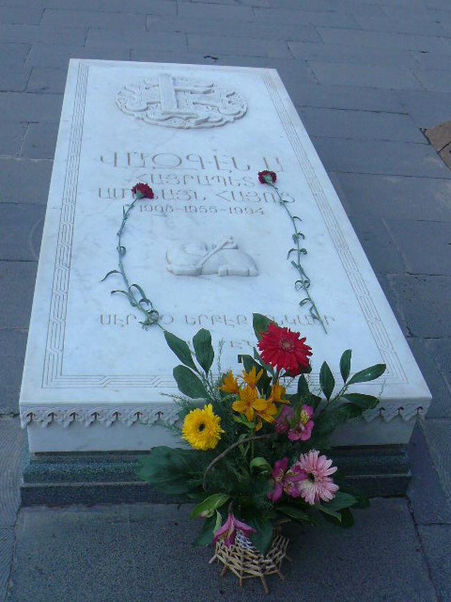 教会の外を出たところにある石。<br />墓地ではないからお墓ではないと思うけど、お墓みたい。なんだろう。<br />