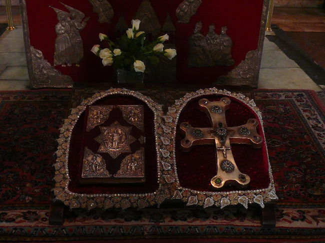 左の盾？はよーく見てみると中央にキリスト像が彫ってある。