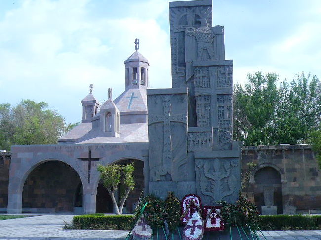 教会の建物の向こう側に、教会関係の施設のような建物がある。<br />メインの教会以外にも色々な建物が。<br />アルメニア正教会の総本山というだけあって、さすが広い。